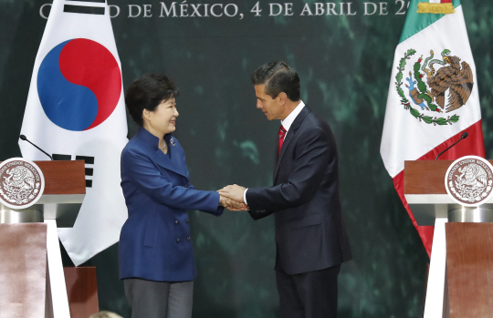 박근혜 대통령과 엔리케 페냐 니에토 멕시코 대통령이 4일 오후(현지시간) 멕시코시티 대통령궁에서 공동 기자회견을 마친 뒤 인사를 하고 있다.